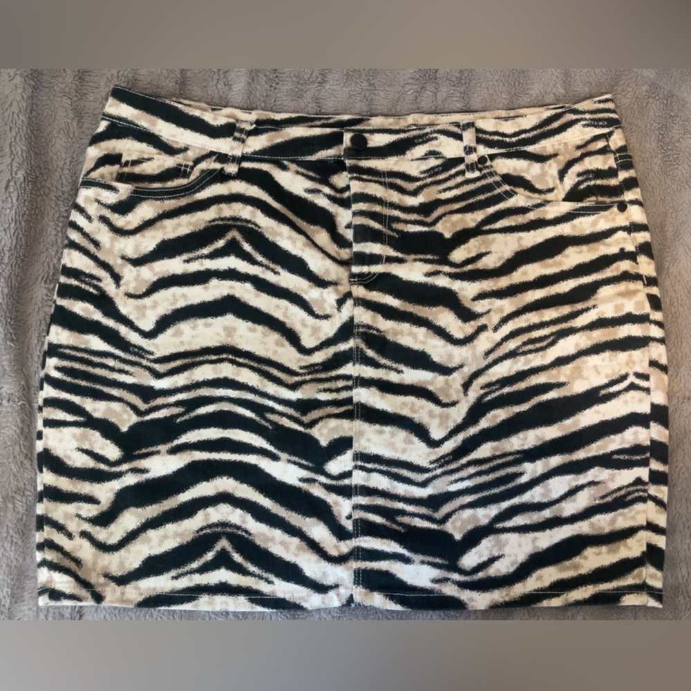 VENUS Black and Cream Zebra Skirt
